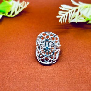 Anillo llamativo de filigrana de plata de ley, joyería étnica bohemia con encaje calado.