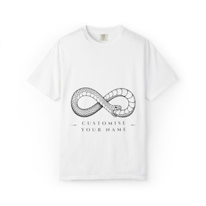 Op de afbeelding: Een wit t-shirt met korte mouwen en een zwarte lijntekening van een ouroboros-slang die een oneindigheidssymbool vormt. Onder de slang staat de tekst CUSTOMISE YOUR NAME in een strak, schreefloos lettertype in het midden van het shirt.