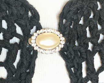 The mattie faux pearl and rhinestone brooch clip
