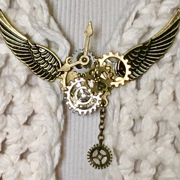 El broche para suéter con alas y engranajes de metal envejecido mate estilo steampunk