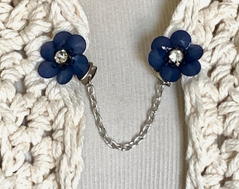 The mattie blue plastic and rhinestone flower sweater clip