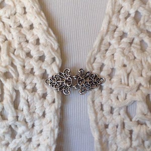 The mattie silver tone Celtic sweater clasp clip image 2