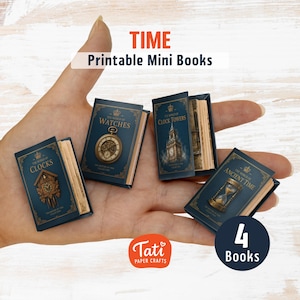 Op de afbeelding: Vier miniatuur printbare boeken getiteld TIME Printable Mini Books. De covers zijn donkerblauw met gouden accenten en illustraties van een koekoeksklok, zakhorloge, klokkentoren en zandloper. Elk boek bevat de tekst The World of Clocks, Watches, Clock Towers en Ancient Time.