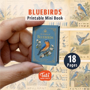 Puede incluir: Un libro en miniatura titulado The World of Bluebirds con cubierta azul, un icono de corona dorada, un azulejo sobre una rama florida y el texto Federal Heritage Collection. El libro contiene 18 páginas con ilustraciones de aves.