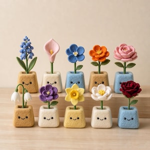 Peut inclure: Une collection de dix fleurs en laine feutrée dans de petits pots carrés souriants. Les fleurs comprennent une jacinthe bleue, un arum rose, une pensée bleue, un coquelicot orange, une rose rose, un perce-neige, une fleur violette, une jonquille, une fleur blanche et une rose rouge.