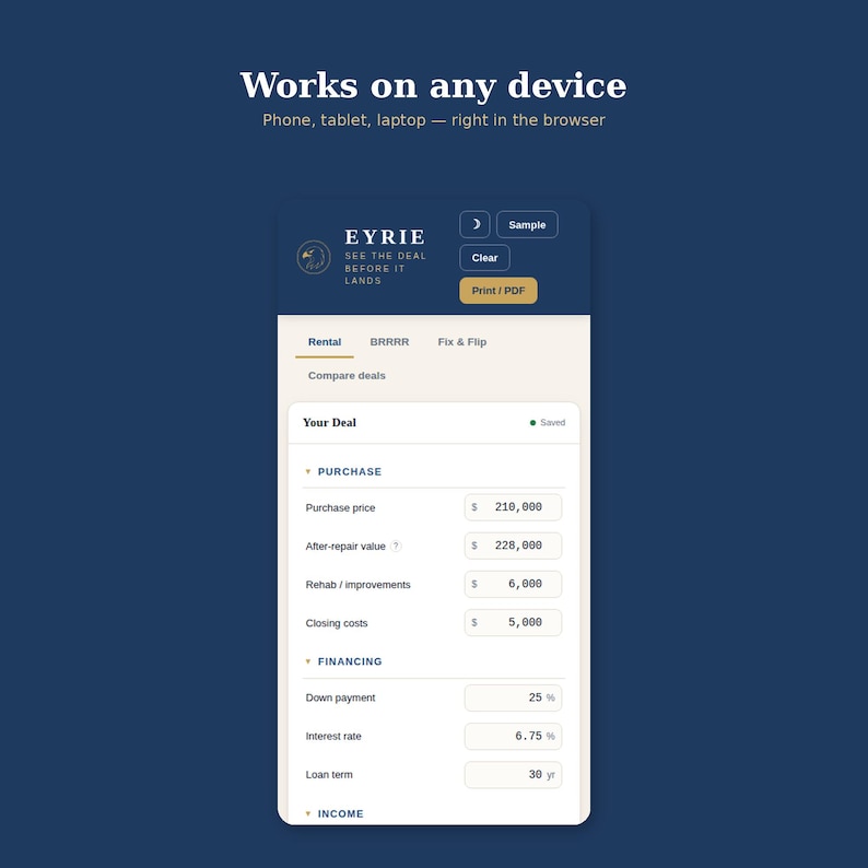 Puede incluir: Una interfaz digital para la calculadora inmobiliaria Eyrie sobre un fondo azul oscuro. La pantalla muestra el texto Works on any device, Phone, tablet, laptop &mdash; right in the browser, con campos de entrada para precio de compra, valor tras reparaci&oacute;n, costes de reforma, gastos de cierre, entrada, tipo de inter&eacute;s y plazo del pr&eacute;stamo.