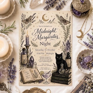 Puede incluir: Una tarjeta de invitación rectangular con fondo crema que presenta ilustraciones en tinta negra de una luna creciente, polillas, lavanda, cristales, un libro abierto, un gato negro y una copa de cóctel. El texto dice Midnight Margaritas Night.