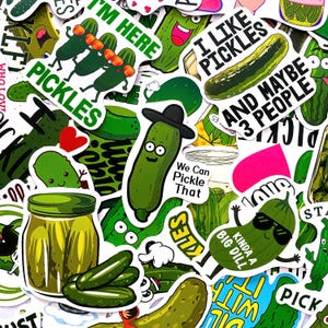 Könnte beinhalten: Eine Sammlung von Vinyl-Aufklebern mit grünen Cartoon-Gewürzgurken mit verschiedenen Ausdrücken und Accessoires. Der Text umfasst I LIKE PICKLES AND MAYBE 3 PEOPLE, WE CAN PICKLE THAT und KINDA A BIG DILL. Einige Aufkleber zeigen Gurken in Gläsern.