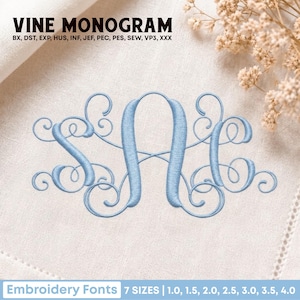 Pode incluir: Um design de bordado à máquina azul claro com um monograma de três letras e espirais elegantes. O texto diz VINE MONOGRAM BX, DST, EXP, HUS, INF, JEF, PEC, PES, SEW, VP3, XXX e Embroidery Fonts 7 SIZES 1.0, 1.5, 2.0, 2.5, 3.0, 3.5, 4.0.