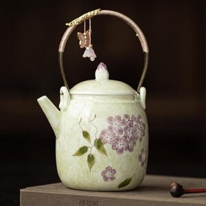 Handmålad hortensia-keramisk tekanna, mjuk grön glasyr, fjärilsberlock (220 ml)