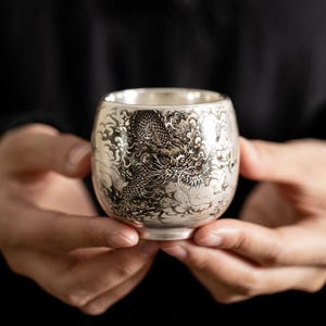 Handgefertigte Jingdezhen-Drachen-Teetasse | Silberglasierte Keramik (120 ml)