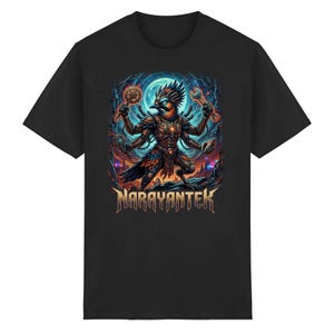 Può includere: Una t-shirt nera con una stampa grafica di una creatura meccanica simile a un uccello con braccia multiple che tiene in mano vari strumenti su uno sfondo cosmico scuro. Il testo NARAYANTEK è stampato in basso con un carattere color metallo.