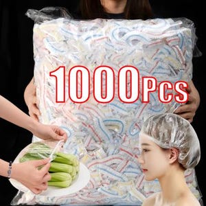 Peut inclure: Un grand sac en plastique transparent contenant 1000 pièces de couvercles alimentaires élastiques jetables avec des bordures bleues, jaunes et rouges. Le sac porte le texte 1000Pcs en rouge. Un encart montre une housse sur des légumes.