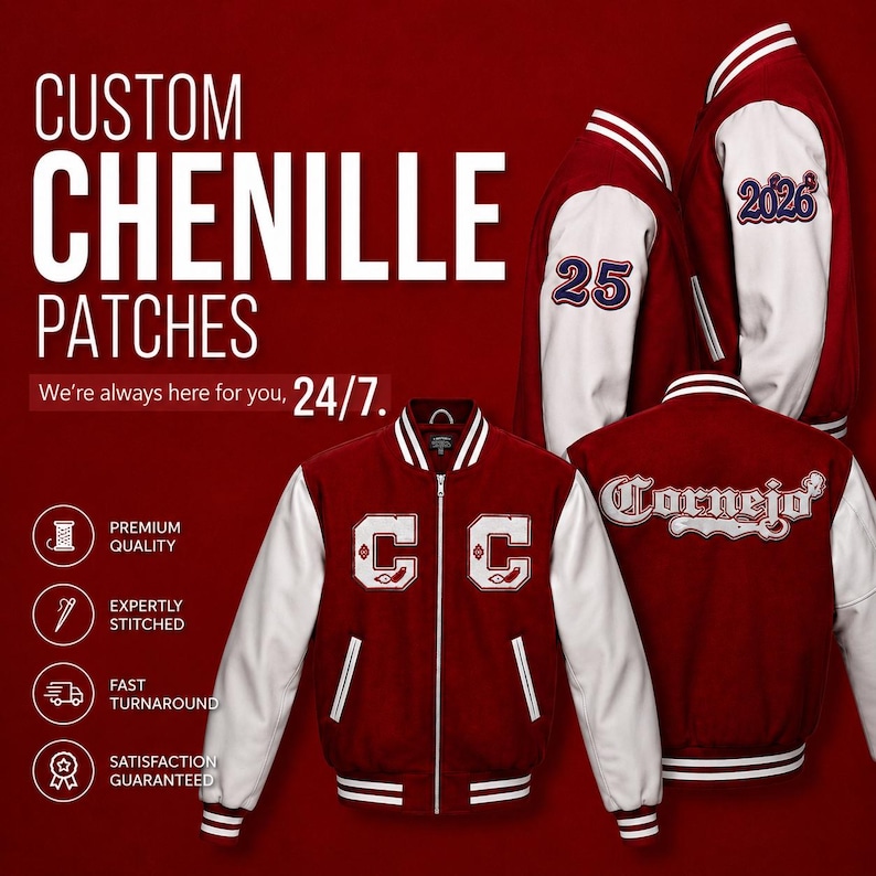 Op de afbeelding: Bordeauxrode en witte varsity-jacks met aangepaste chenille-patches. De jacks tonen de letter C op de borst, het nummer 25 op de mouw, het jaar 2026 en de naam Cornejo op de achterkant. Tekst bevat CUSTOM CHENILLE PATCHES.