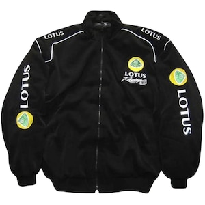 Może przedstawiać: Czarna kurtka zapinana na zamek z białym napisem Lotus na ramionach i rękawach. Na piersi znajduje się żółto-zielone logo Lotus z napisem Lotus Racing. Dodatkowe logotypy Lotus umieszczono na zewnętrznych częściach rękawów kurtki.