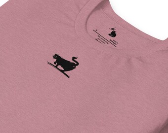 Camiseta com ilustração de um gatinho preto travesso | Camiseta minimalista unissex