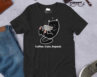 Camiseta "Coffee Cats Repeat" | Camiseta fofa com gato preto e estampa de café | Camiseta desenhada à mão para amantes de gatos | Presente para quem ama café | Camiseta aconchegante e estilosa