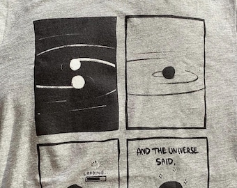 Camiseta com estampa de tirinhas do Gato Preto: Arte em linha com humor científico do universo