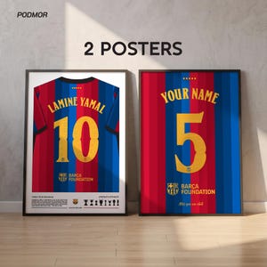 Puede incluir: Dos pósteres enmarcados con camisetas de fútbol de rayas verticales rojas y azules. El póster izquierdo muestra el nombre LAMINE YAMAL con el número 10, mientras que el derecho muestra YOUR NAME con el número 5. Ambos incluyen el logo Barça Foundation.