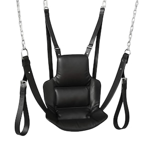 Puede incluir: Un asiento de columpio de cuero negro con respaldo y cojín acolchados, suspendido por cuatro cadenas de metal plateado. El diseño incluye correas ajustables con hebillas y bucles de metal. El logotipo OWL Leathers es visible arriba a la izquierda.