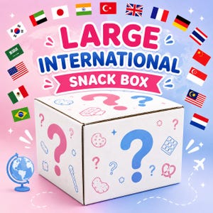 以下が含まれることがあります： ピンクと青で「LARGE INTERNATIONAL SNACK BOX」と書かれた白い段ボール箱。箱には青とピンクの疑問符やスナックの線画が描かれており、グラデーションの背景に様々な国の国旗が配置されています。