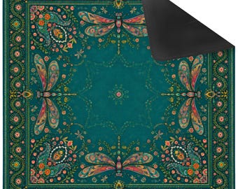 Puede incluir: Una alfombrilla cuadrada con un fondo verde azulado profundo, cuatro libélulas grandes y coloridas y complejos patrones florales de cachemira. El borde consiste en un motivo repetitivo de enredaderas y flores. Una esquina está doblada mostrando el reverso negro.