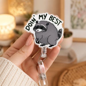 Porta credenciales de Jimothy Raccoon, porta identificación de Seattle Short Spine Raccoon, porta credenciales de enfermera con meme viral de internet, porta credenciales con humor animal