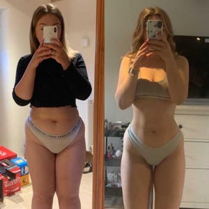 Peut inclure: Un bas de bikini gris clair avec une ceinture élastique marquée du texte Victoria's Secret. Le vêtement est présenté sous deux angles différents, mettant en évidence la coupe échancrée des jambes et le tissu gris clair uni.