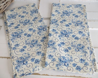 Kissenbezüge   Zwei  weiss blaue  Kopfkissenbezug  Kissen  Blumen Rosen    Bauernstoff Bauernbettwäsche   Wäsche Bettwäsche  Bezug Vintage