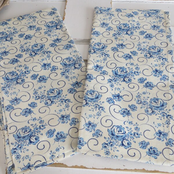 Kissenbezüge   Zwei  weiss blaue  Kopfkissenbezug  Kissen  Blumen Rosen    Bauernstoff Bauernbettwäsche   Wäsche Bettwäsche  Bezug Vintage