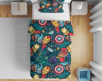 Può includere: Un letto singolo con piumino e federa caratterizzati da un motivo ripetuto di icone dei supereroi Marvel, tra cui maschere di Iron Man, scudi di Captain America, volti di Spider-Man, martelli di Thor e maschere di Black Panther su sfondo verde acqua.