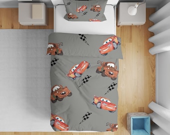 Set di biancheria da letto con copripiumino di Saetta McQueen e Tow Mater per la cameretta dei bambini, copripiumino grigio a tema auto da corsa per la cameretta del bambino, federa da corsa.