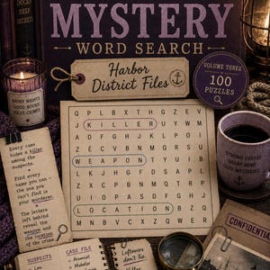 Könnte beinhalten: Ein Krimi-Wortsuchrätselbuch mit dem Titel Harbor District Files, das ein Buchstabengitter, einen Spiralblock mit Verdächtigenlisten, eine Lupe, eine Kerze, eine Kaffeetasse sowie Karten mit Spielanleitungen und Hinweisen enthält.