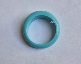 Anello con fascia in quarzo turchese lucidato; pietra preziosa lucidata