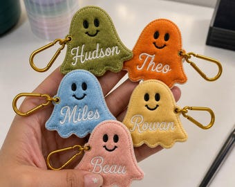 Llavero personalizado de fantasma de Halloween, adorno espeluznante bordado, colgante para bolso con nombre personalizado, lindo accesorio de otoño, regalo de truco o trato