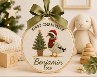 Adorno navideño personalizado para la primera Navidad con aro de bordado, decoración navideña personalizada con el nombre del bebé, recuerdo de invierno hecho a mano para la habitación del bebé, regalo para recién nacidos