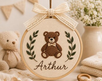 Decoración personalizada con aro de bordado con el nombre del bebé, arte de pared para la habitación del bebé con osito de peluche, recuerdo bordado personalizado hecho a mano, regalo para la habitación del recién nacido