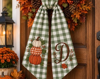 Corona de otoño bordada personalizada, guirnalda verde a cuadros con monograma de calabaza, decoración para puerta, porche delantero, estilo rústico, regalo de temporada