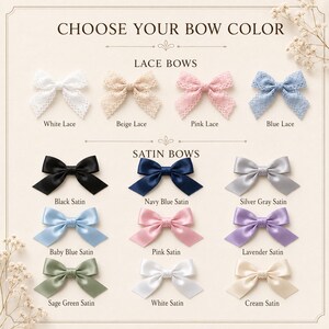 Puede incluir: Una carta de colores titulada CHOOSE YOUR BOW COLOR que muestra cuatro lazos de encaje en blanco, beige, rosa y azul, y nueve lazos de sat&eacute;n en negro, azul marino, gris plata, azul beb&eacute;, rosa, lavanda, verde salvia, blanco y crema.