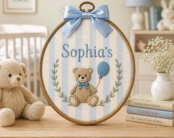 Aro de bordado personalizado para bebé, decoración de osito de peluche para la habitación del bebé, arte de pared con nombre personalizado, recuerdo azul para baby shower, regalo para la habitación del recién nacido