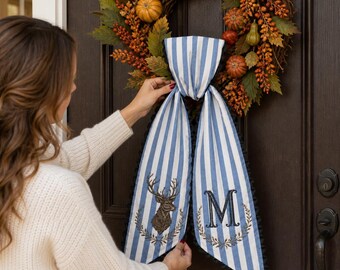 Guirnalda decorativa bordada personalizada, decoración de puerta con rayas azules, pancarta con monograma personalizado, adorno colgante de estilo rústico costero, regalo para el porche delantero