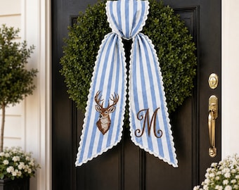 Guirnalda personalizada bordada con corona, rayas azules, monograma de ciervo, decoración para puerta, porche delantero de estilo rústico, regalo navideño, pancarta colgante personalizada