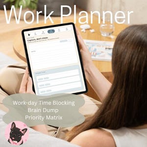 Puede incluir: Una tableta digital que muestra una interfaz de planificador de trabajo con secciones para reuniones, notas y tareas. La pantalla presenta el texto Work Planner, Capture, don't chase y Work-day Time Blocking, Brain Dump, Priority Matrix.