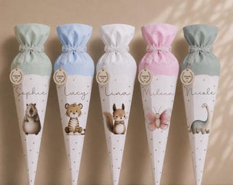 Personalisierte Schultüte mit Name & Tier-Motiv | Zuckertüte Einschulung Junge Mädchen | Geschenk Schulstart Filzverschluss Holzschild 84 cm