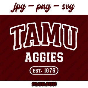 Könnte beinhalten: Burgunderfarbene Grafik mit dem Text "TAMU AGGIES" in Weiß, oben gewölbt. Darunter ist das Wort "AGGIES" zentriert. Ein Oval mit "EST. 1876" befindet sich unten. Die Wörter "jpg - png - svg" stehen oben.
