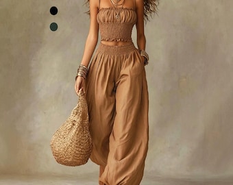 Ensemble bohème deux pièces pour femme : crop top smocké et pantalon large, tenue d'été idéale pour la plage