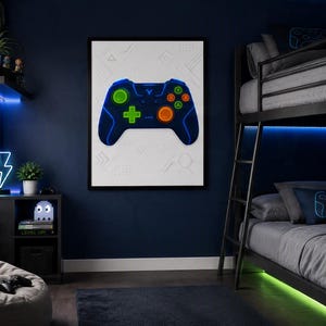 Può includere: Una stampa artistica da parete incorniciata raffigurante un controller per videogiochi blu scuro con un pad direzionale verde brillante, un joystick arancione brillante e pulsanti azione verdi, su sfondo bianco con sottili motivi geometrici.