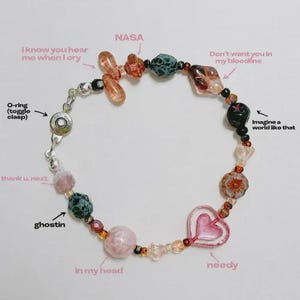 Pulseira de miçangas em degradê rosa e roxo, pingente de coração em vidro tcheco, pulseira de afirmação de amor próprio, feita à mão, presente de empoderamento para ela.