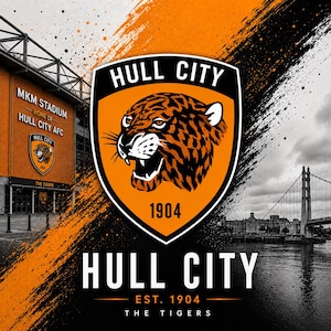 Peut inclure: Un design graphique présentant l'emblème du Hull City AFC avec une tête de tigre, le texte Hull City et 1904. L'arrière-plan montre le MKM Stadium à gauche et un pont sur une rivière à droite, avec des accents de coups de pinceau orange et noir.