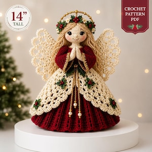 Puede incluir: Una muñeca ángel de ganchillo de 35,5 cm de alto con cabello rubio, halo dorado y alas. La muñeca viste un vestido rojo oscuro con una capa de encaje color crema con detalles de acebo. El texto dice 14" TALL y CROCHET PATTERN PDF.